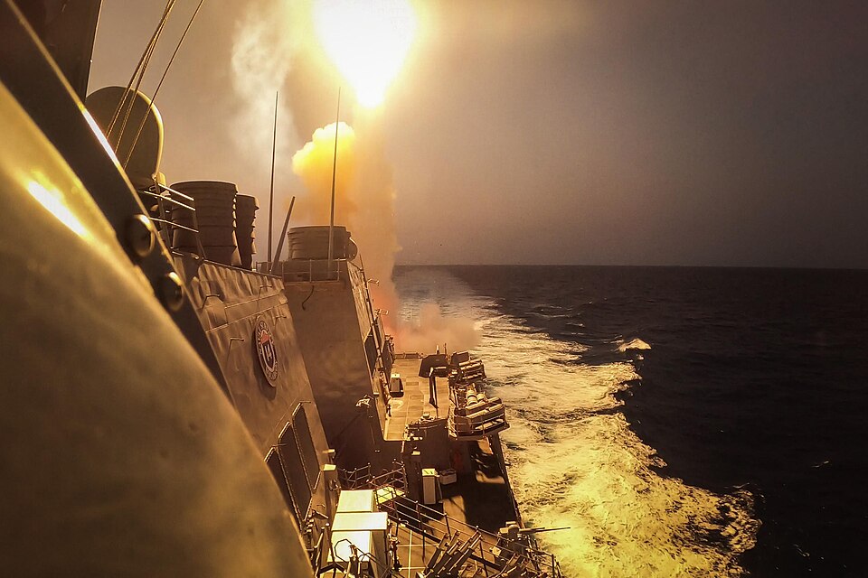 Fayl:USS Carney engages Houthi missiles.jpg