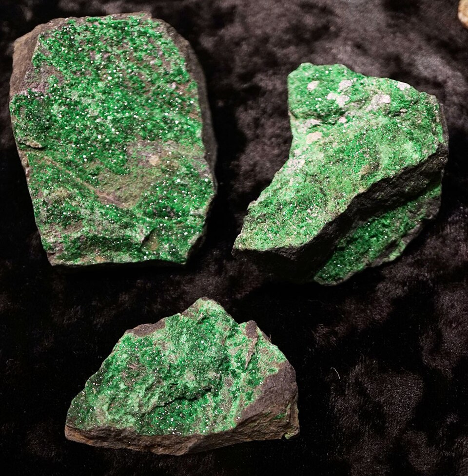 Fayl:Uvarovite 2.jpg