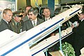 Yopiq pavilyonda aviatsiya qurollari ko'rgazmasi