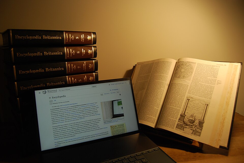 Fayl:Wikipedia and Encyclopædia Britannica.jpg