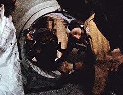 Leonov va Thomas P. Stafford oʻrtasidagi tarixiy qoʻl siqish