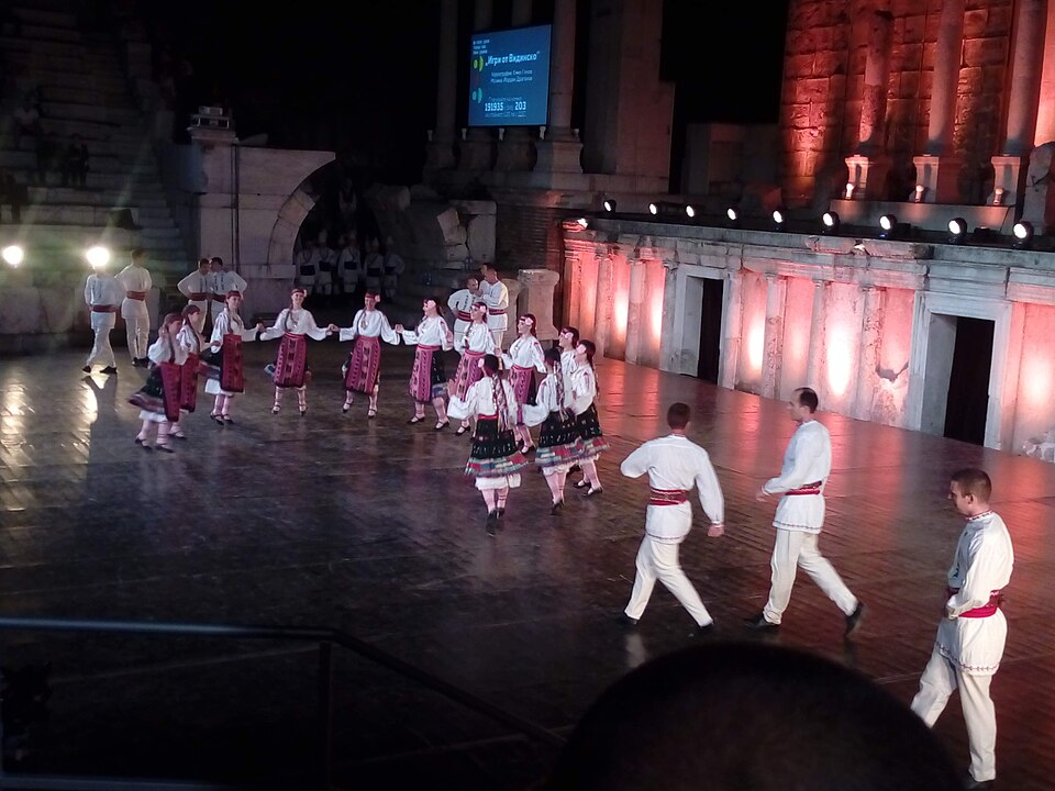 Fayl:Folk dancing Plovdiv Bulgaria 12.jpg