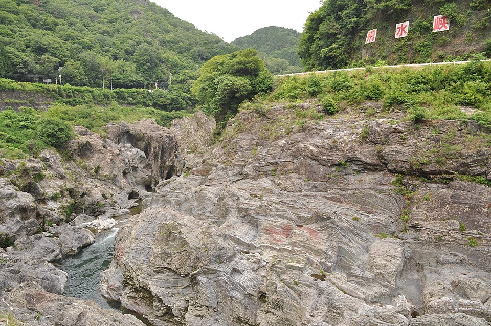 Fayl:Hisui Valley,Hichiso Town,Gifu,Japan.jpg