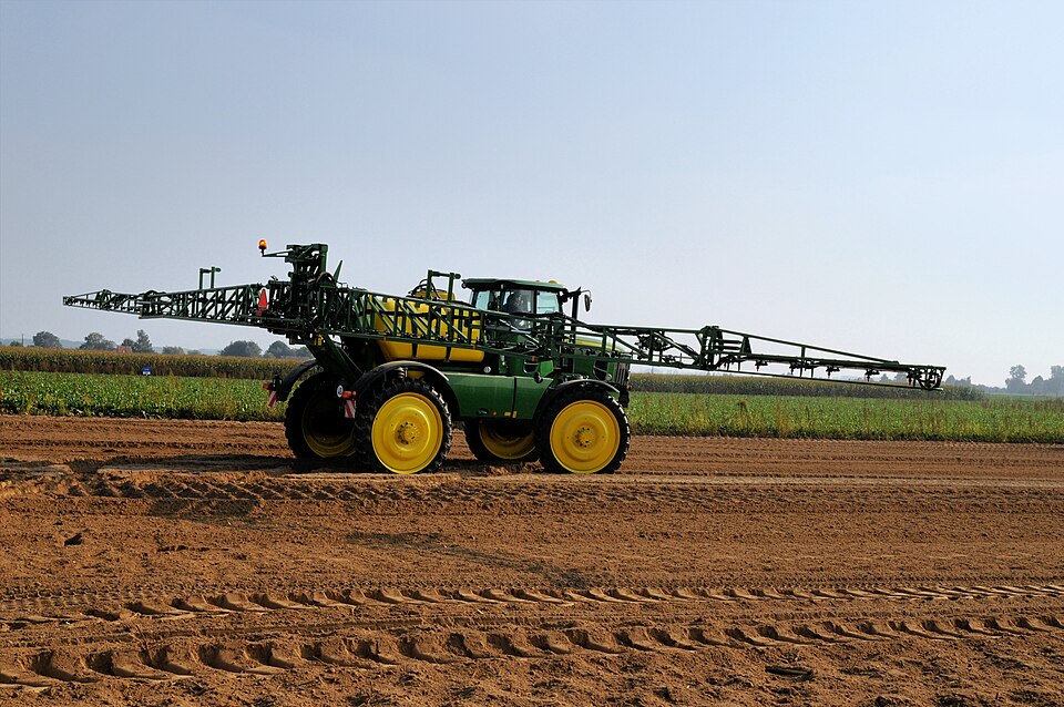 Fayl:John Deere Sprayers.jpg