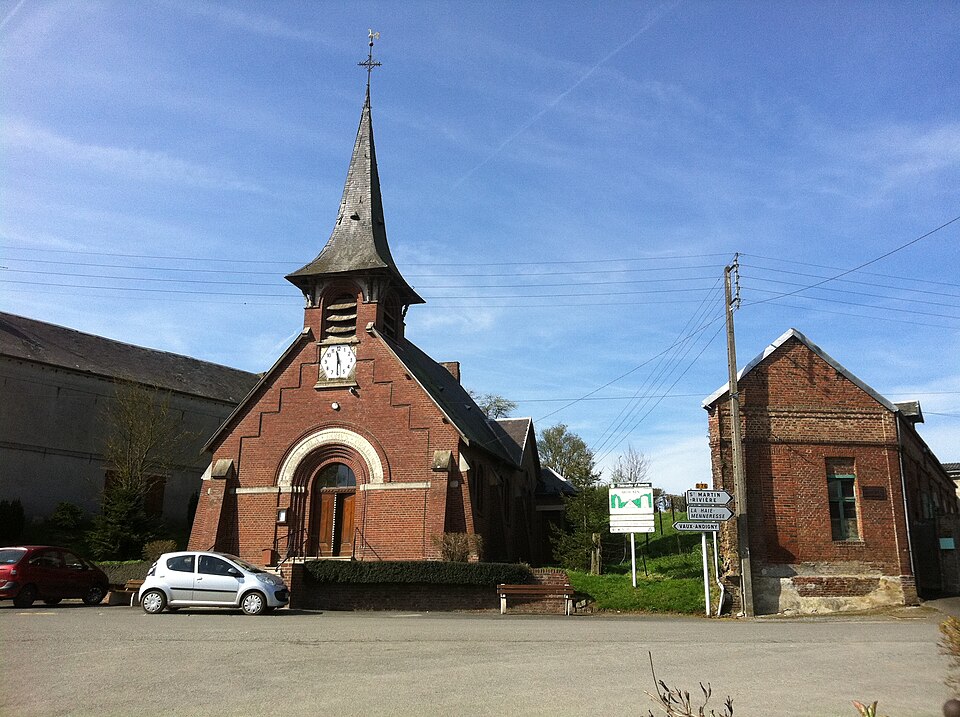 Fayl:Molain aisne church.jpg