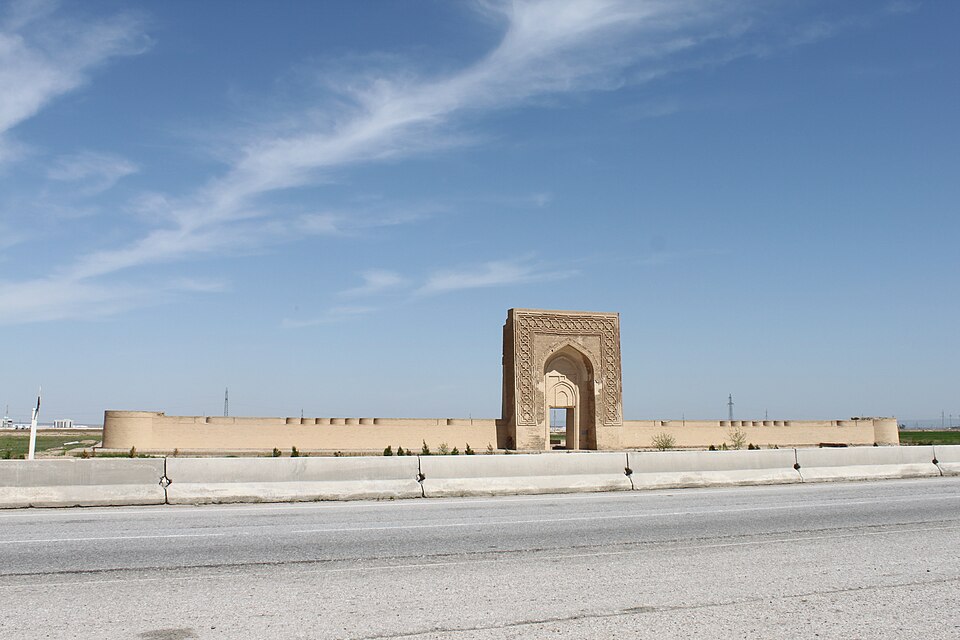 Fayl:Rabat-i Malik caravanserai 1.JPG