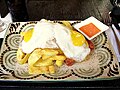 Baʼzi restoranlar anʼanaviy koʻcha taomlarini yaxshilash uchun salchipapa retseptini oʻzgartirmoqda.