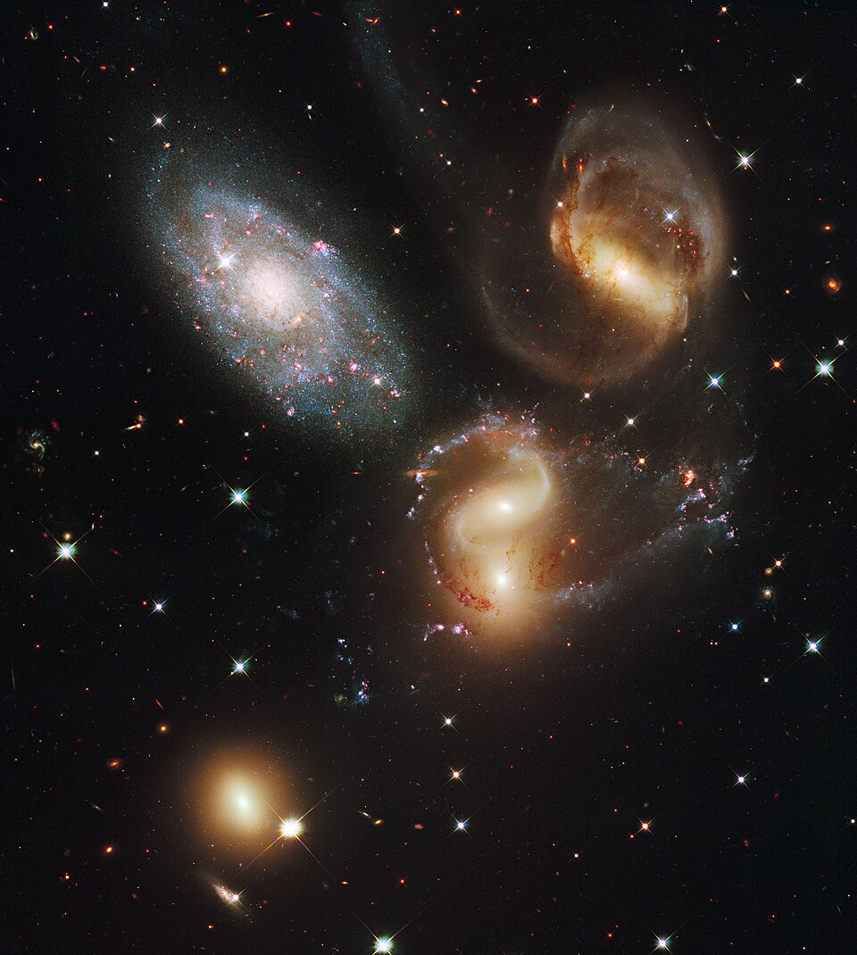 Fayl:Stephan's Quintet Hubble 2009.full.jpg