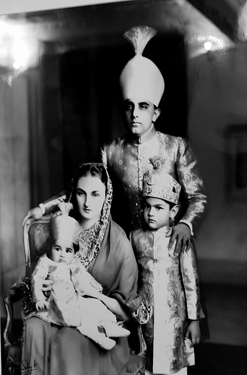 Fayl:Azam Jah and his family.jpg