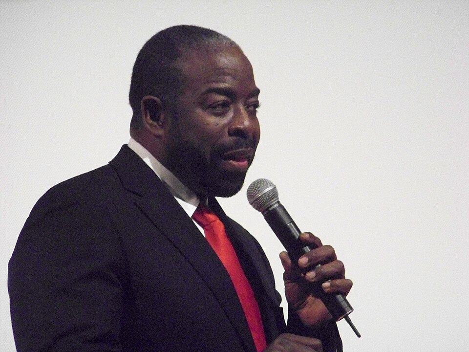 Fayl:Les Brown speaking.jpg