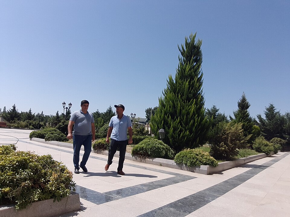Fayl:Seyid Yusif ağa ziyarətgahının həyəti.jpg