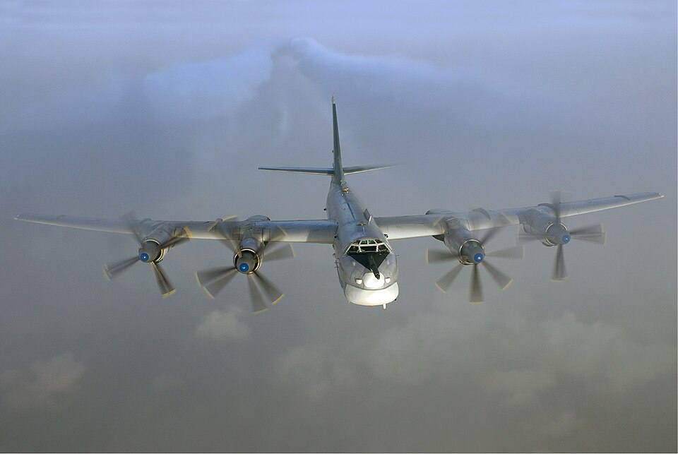 Fayl:Tupolev Tu-95 in flight.jpg