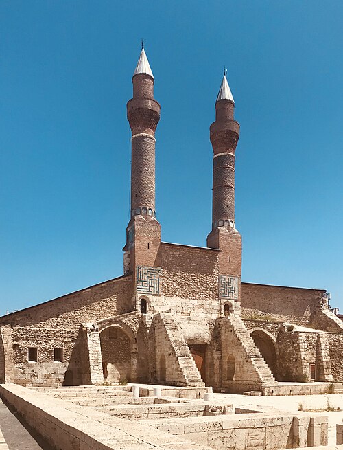 Fayl:Çifte Minareli Medrese, Sivas.jpg