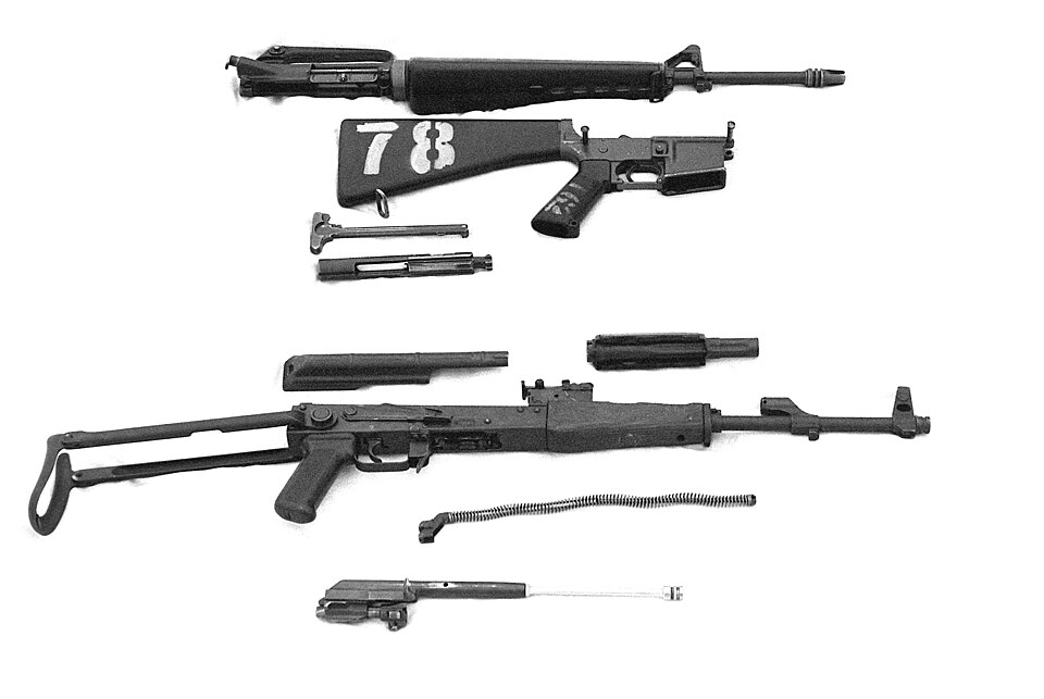 Fayl:AK-47 and M16 DM-SN-82-07699.JPEG