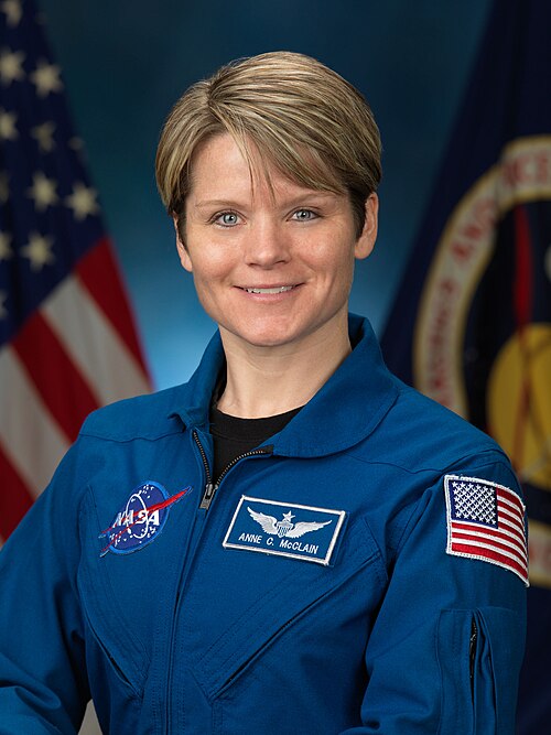 Fayl:Anne C. McClain portrait.jpg