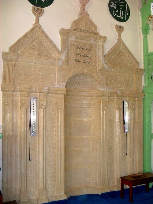 Fayl:Güzeloluk Mosque mihrab.JPG