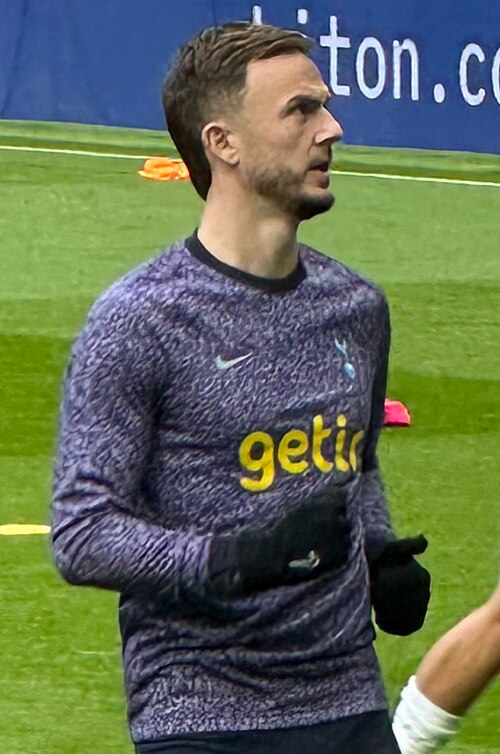 Fayl:James Maddison pre-match training (cropped).jpg