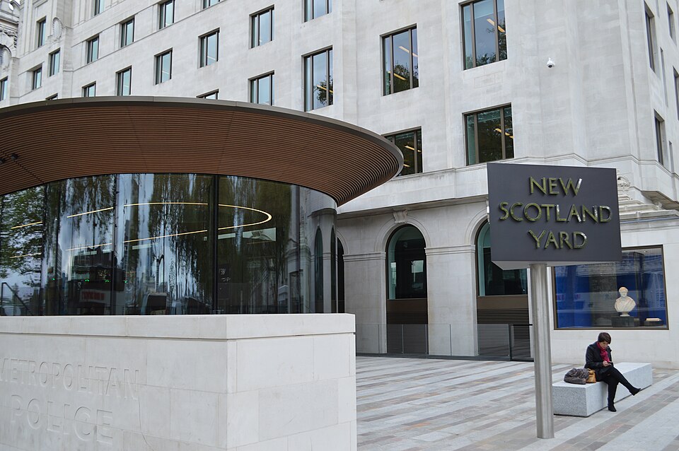 Fayl:New Scotland Yard sign.jpg