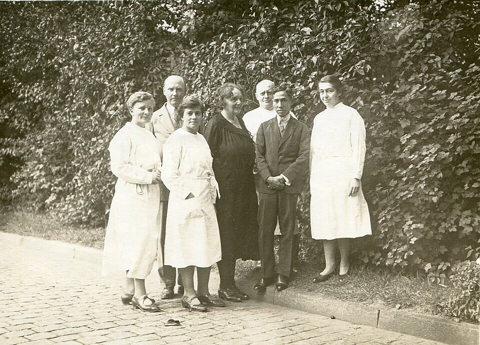 Imperiya sogʻliqni saqlash boshqarmasi bogʻida, 1926-yil kuz fasli. Margarete Zuelzer (oʻrtadan), Vilgelm Shyuffner (chapdan ikkinchi) va Pol Ulenxut (oʻngdan uchinchi)