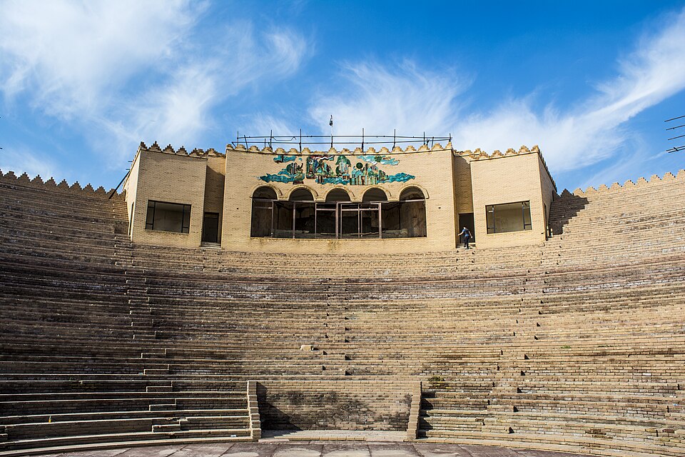 Fayl:The Babylonian Theater.JPG
