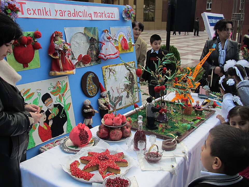 Fayl:Azerbaijan-Pomegranate Festival (e-citizen).jpg