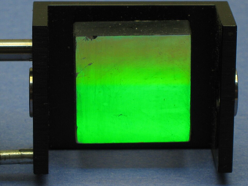 Fayl:Difraction grating reflecting green light.JPG