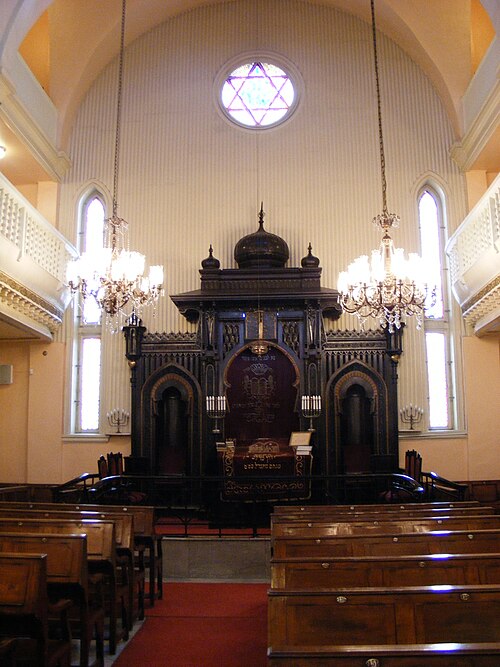 Fayl:Istanbul Ashkenazi Sinagogue Interior.JPG
