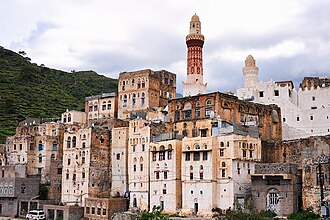Masjidning ikkala minorasi pastdan koʻrinib turibdi