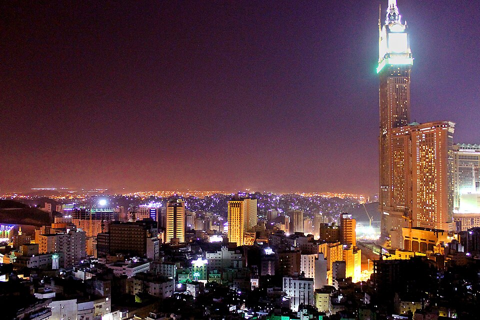 Fayl:Mecca at night.jpg