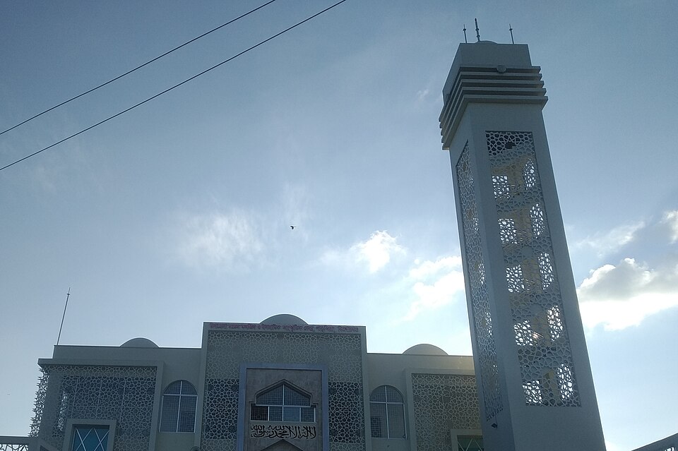 Fayl:Pakundia Model Mosque.jpg