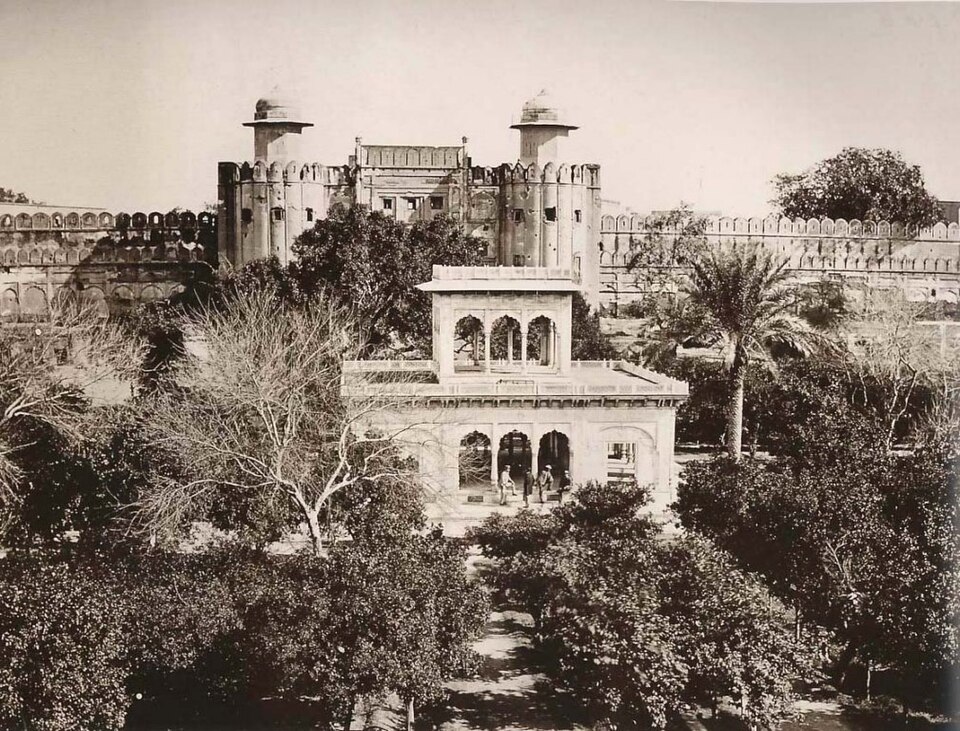 Fayl:The Hazuri Bagh Pavilion(1870).jpg