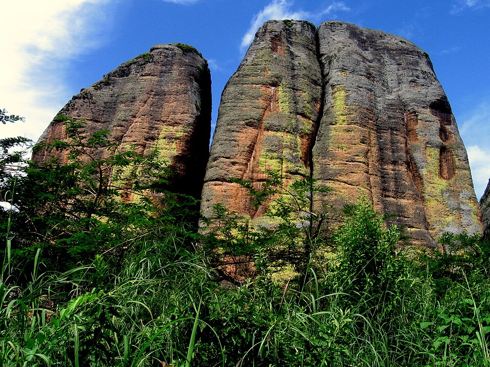 Fayl:Black Stones Pungo Adongo.JPG