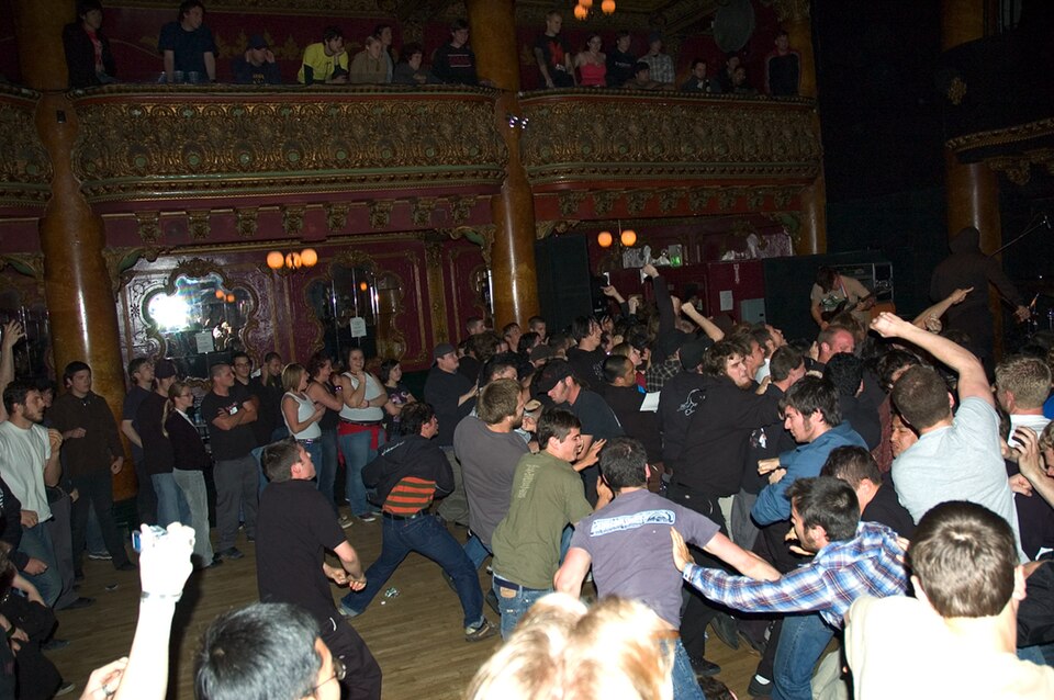 Fayl:Crowd moshing.jpg