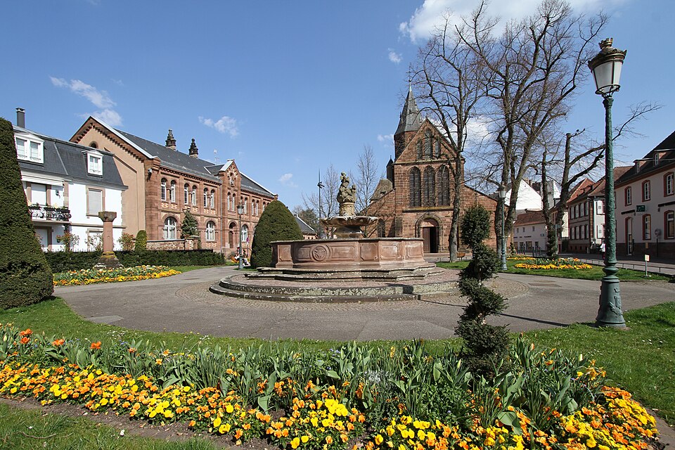 Fayl:Hagenau-St Georg-22-Bienenbrunnen-2019-gje.jpg