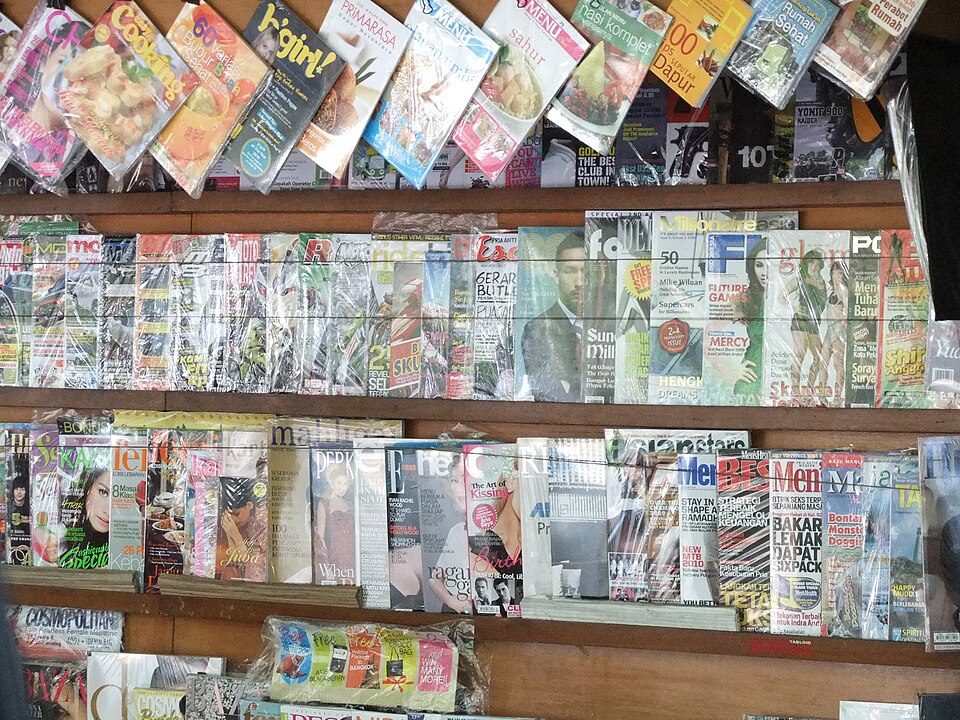 Fayl:Indonesian magazines Jakarta.JPG