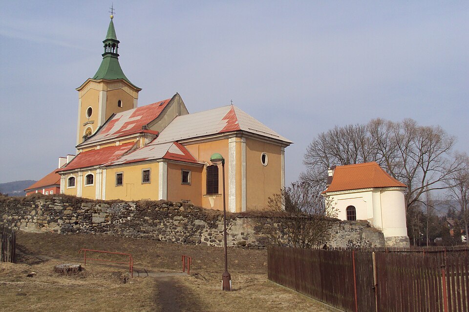 Fayl:Kostel s kaplí Kravaře.jpg