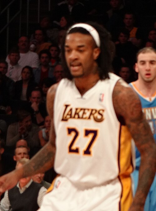 Fayl:Lakers vs Nuggets 2013-01-06 cropped.jpg