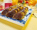 Bunsik uslubidagi dangmyeon bilan to‘ldirilgan sundae (kolbasa)si (selofanli ugra)