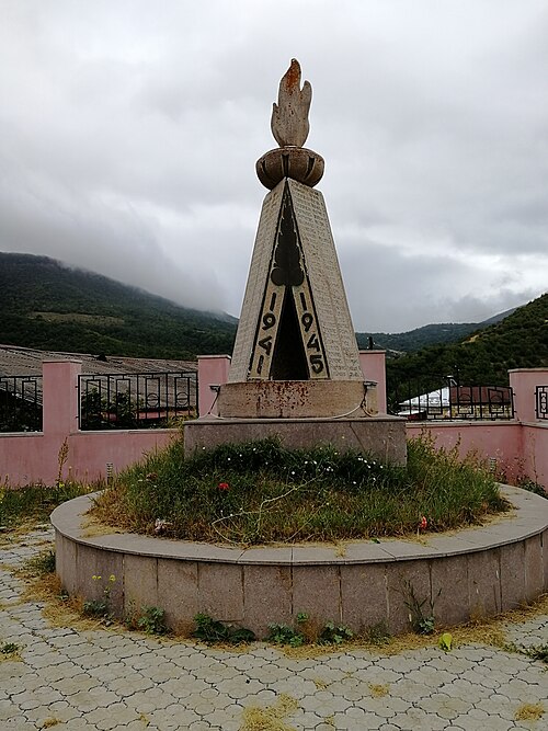 Fayl:Քարին տակ գյուղ 01.jpg