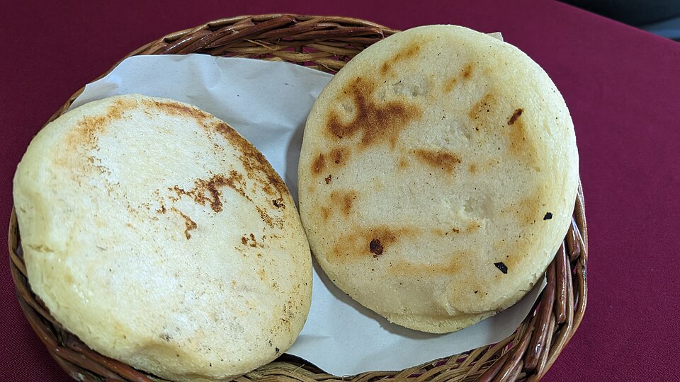 Fayl:Arepas venezolanas.jpg