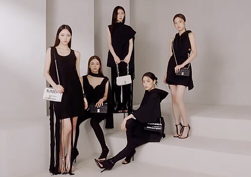 Itzy guruhi 2022-yil Aprel oyida L–R: Yuna, Lia, Chaeryeong, Ryujin, Yeji