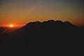 Komatsu togʻidan Hōō togʻi va Fuji togʻi quyosh chiqishi vaqtidagi koʻrinishi