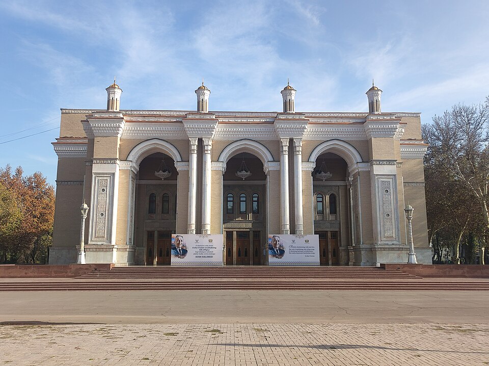 Fayl:Navoiy teatri binosi.jpg