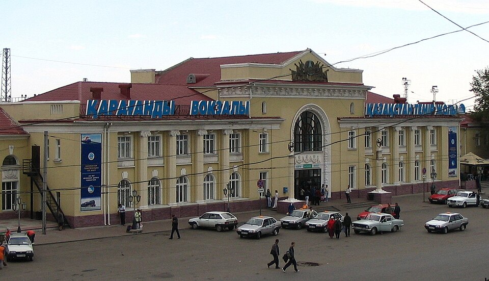 Fayl:Қарағанды вокзалы.jpg