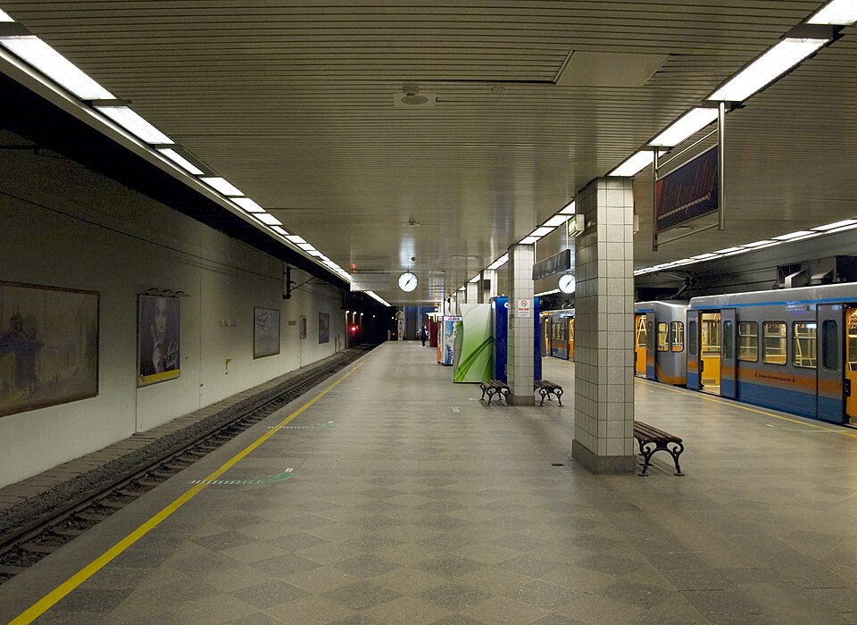 Fayl:Aksaray station.jpg