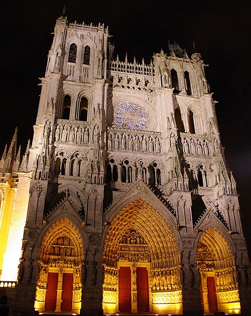 Fayl:Amiens Cathedral facade by night.jpg