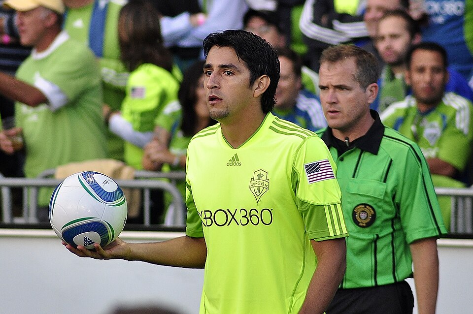 Fayl:Leonardo Gonzalez Sounders throw in.jpg