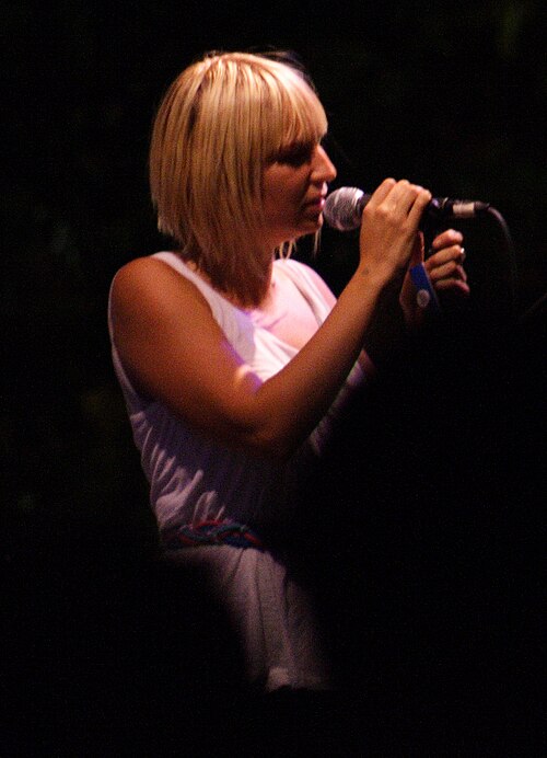 Fayl:Sia Furler in concert.jpg
