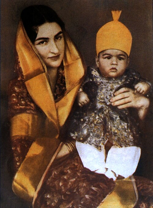 Fayl:AsafJahVIII-Dürrühshehvar 1stOfficialPic 1934.jpeg