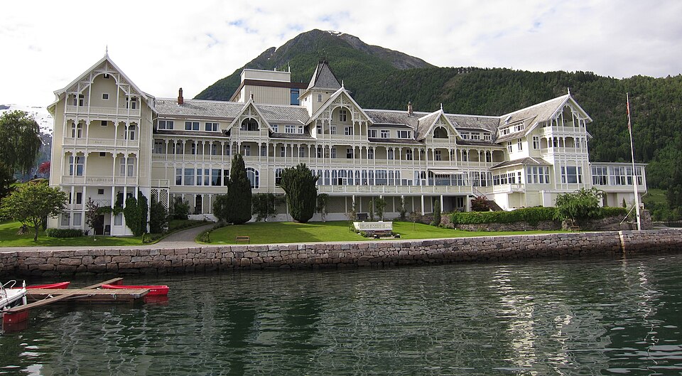 Fayl:Kviknes hotel.jpg